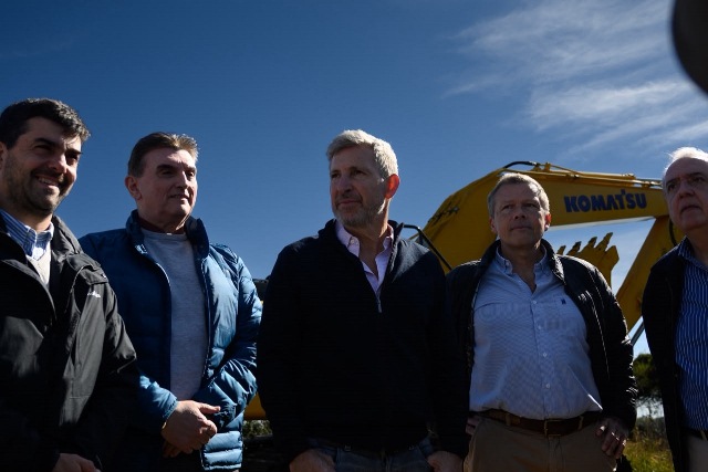 El gobernador dio inicio a obras en el arroyo Cabayú Cuatiá y entregó equipamiento hidráulico