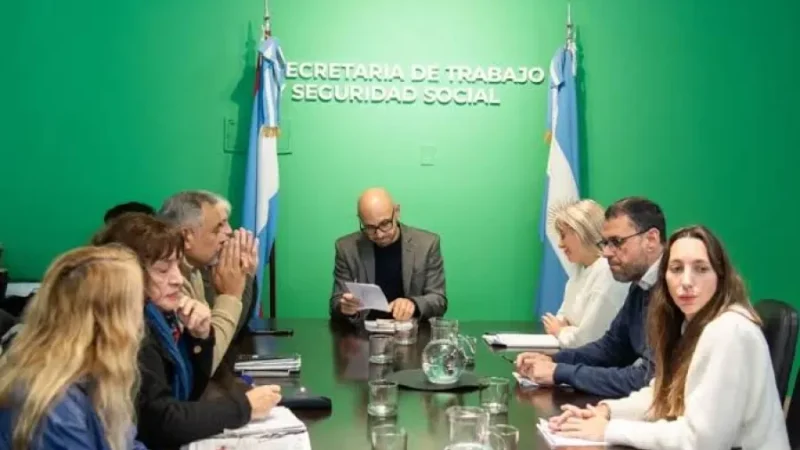 El Gobierno provincial se reúne con gremios estatales y docentes para discutir salarios