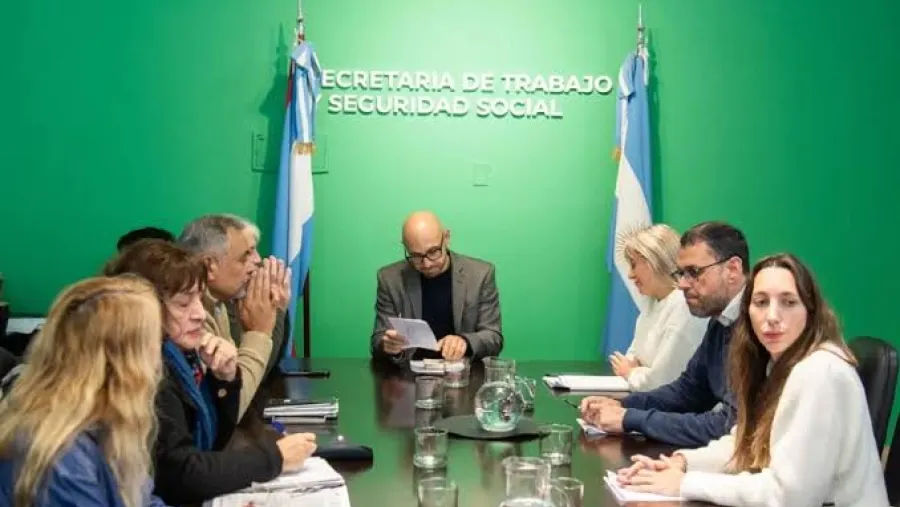 El Gobierno provincial se reúne con gremios estatales y docentes para discutir salarios