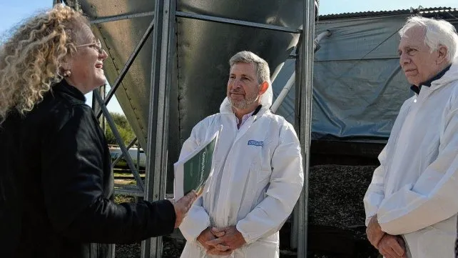 Frigerio destacó una inversión en energía solar para fortalecer la producción avícola en La Paz