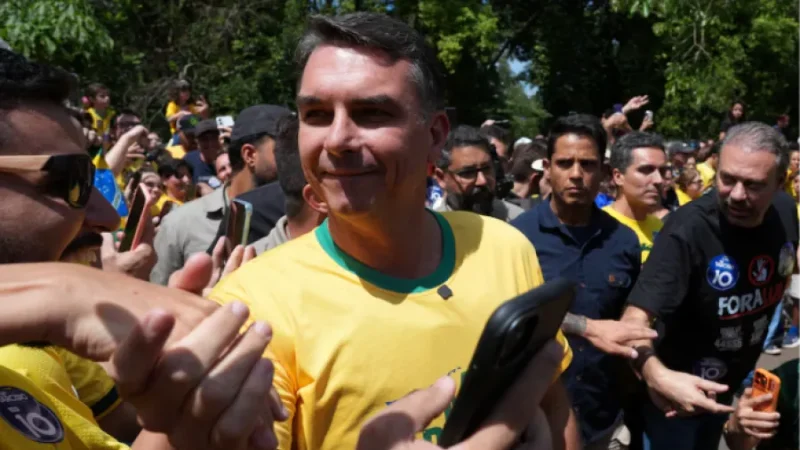 Javier Milei felicitó a Flávio Bolsonaro por el triunfo parcial en Brasil