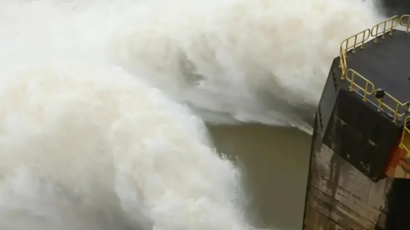 TRAS LA APERTURA DEL VERTEDERO DE ITAIPÚ, LAS IMPRESIONANTES IMÁGENES Y EL EFECTO QUE TRAERÁ EN EL RÍO PARANÁ