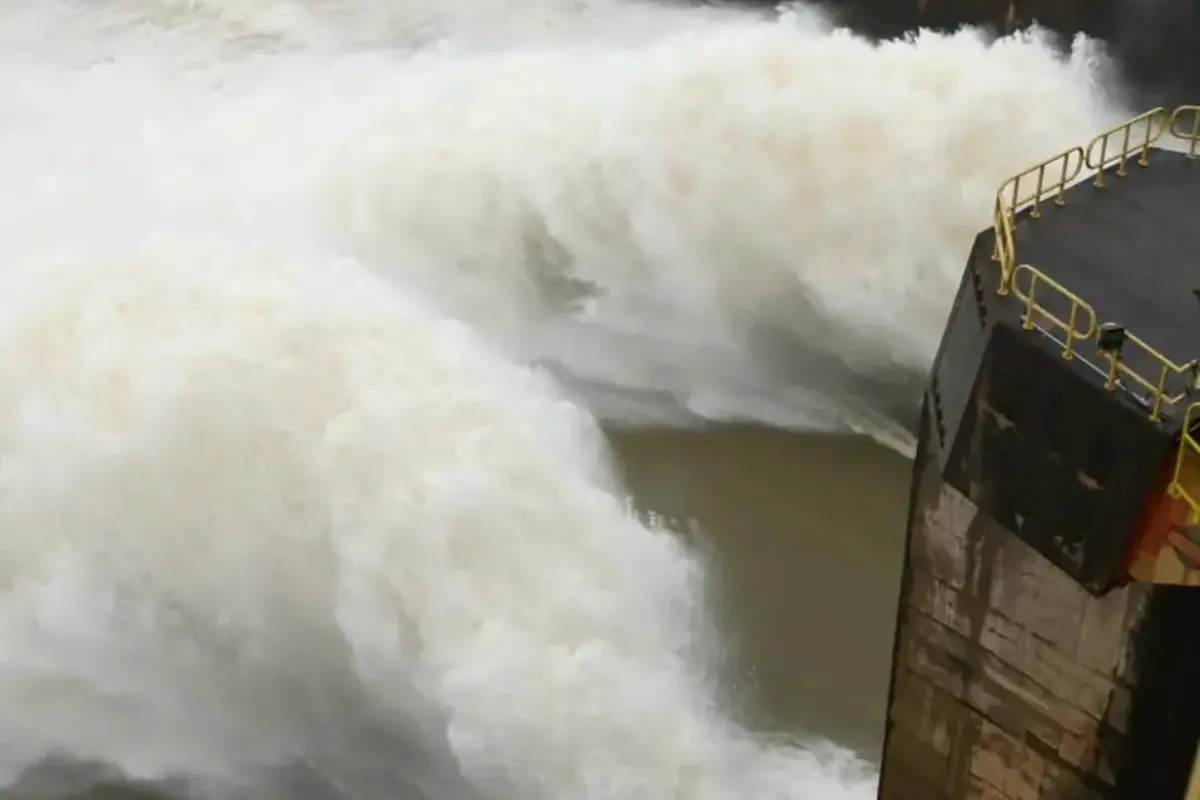 TRAS LA APERTURA DEL VERTEDERO DE ITAIPÚ, LAS IMPRESIONANTES IMÁGENES Y EL EFECTO QUE TRAERÁ EN EL RÍO PARANÁ