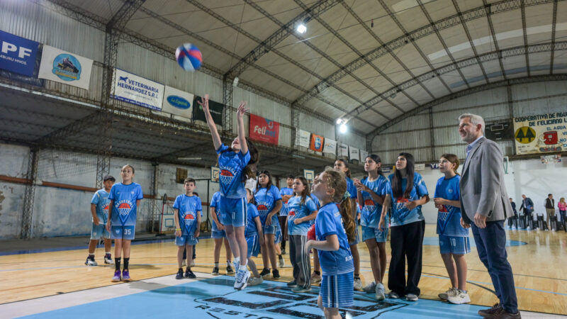 El gobernador inauguró obras de infraestructura deportiva en Feliciano y entregó luminarias a tres clubes