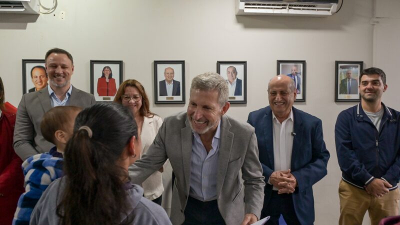 El gobernador entregó viviendas en Santa Elena
